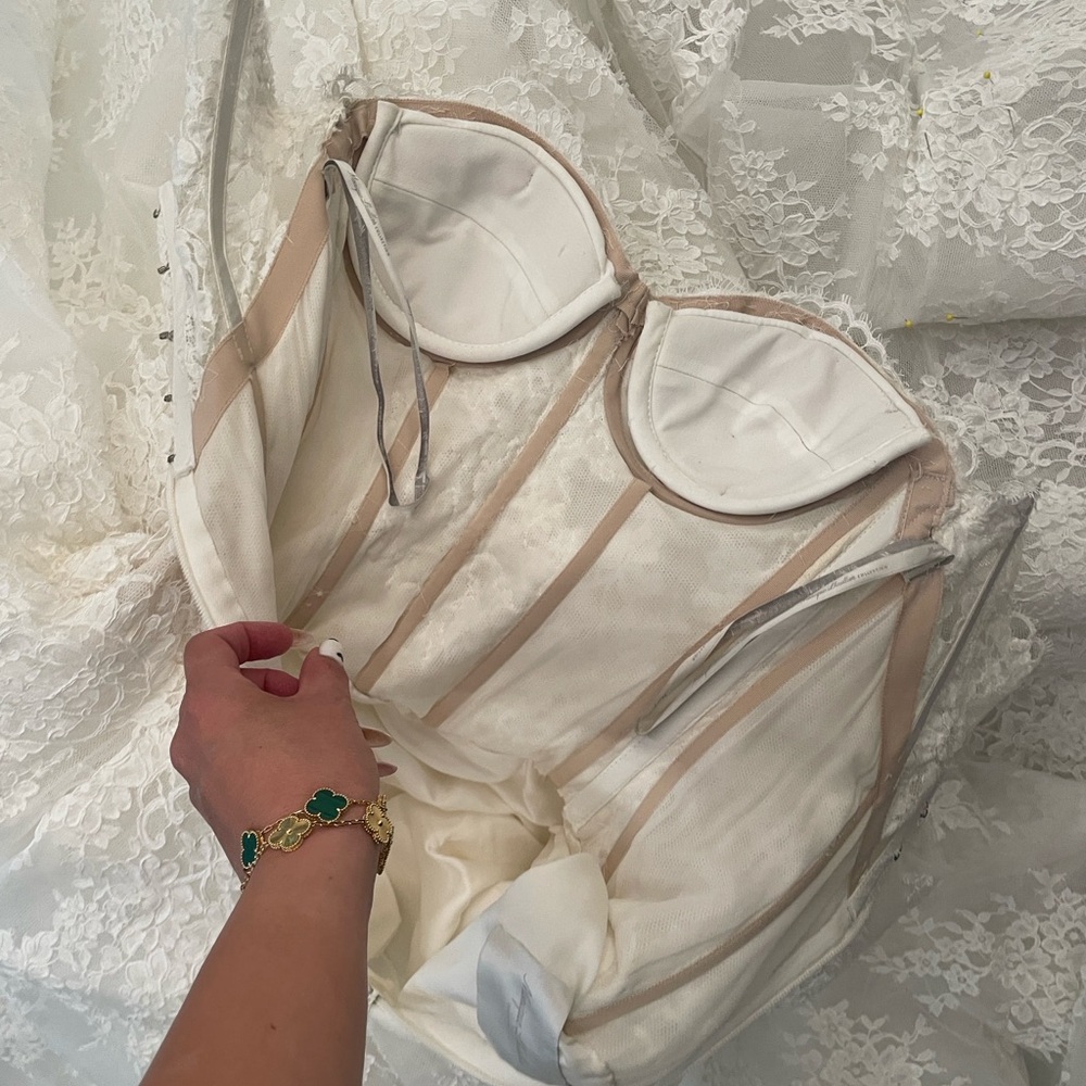 Monique Lhuillier Alexandra White Lace Wedding Dress - Picture 9 of 16